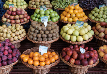 Auf den Märkten von Madeira wird eine große Anzahl von Früchten aus Madeira und der ganzen Welt angeboten.
