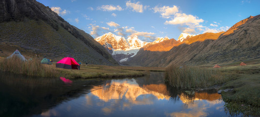 Campamento Laguna Jahuacocha - Cordillera Huayhuash © Johan