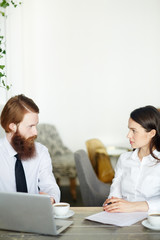 Obraz premium Interview of young specialist and confident employer in cafe