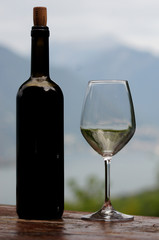 Bouteille de vin et un verre vide