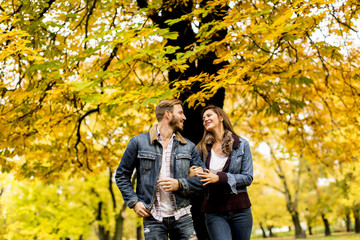 Fototapeta premium Young loving couple in the autumn park