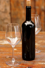 Bouteille de vin et deux verres vides sur table