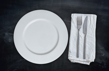 Leerer Teller mit Besteck auf tafel Hintergrund