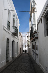 Fototapeta na wymiar Spagna: le case bianche nei vicoli della città vecchia di Tarifa, mix di culture sulla costa più a sud della Spagna di fronte allo stretto di Gibilterra e al Marocco