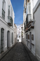 Fototapeta na wymiar Spagna: le case bianche nei vicoli della città vecchia di Tarifa, mix di culture sulla costa più a sud della Spagna di fronte allo stretto di Gibilterra e al Marocco