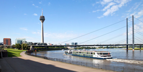Fototapeta na wymiar Düsseldorf am Rhein