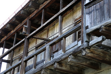alter Holzbalkon