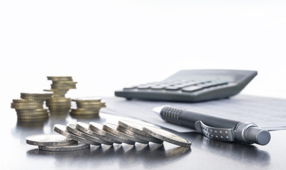 Finanzen, Euro Münzstapel, Kugelschreiber, Tabellen,  und Taschenrechner, Hintergrund