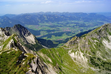 Blick vom NEBELHORN über Oberstdorf auf die Allgäuer Alpen 