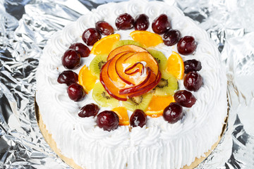 Cream cake with fruit