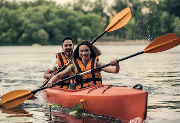 Couple travelling by kayak - obrazy, fototapety, plakaty