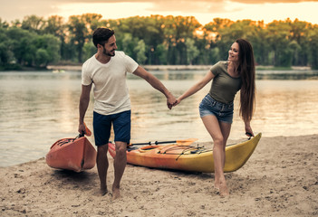 Obraz premium Couple travelling by kayak