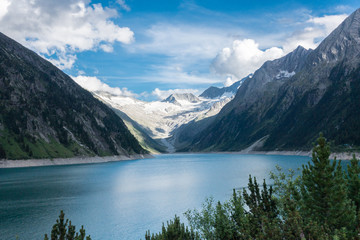 Fototapeta na wymiar Bergsee in den Alpen mit Gletscher im Hintergrund