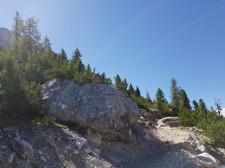 sentiero in salita tra roccia e ghiaia