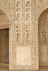 Fototapeta premium Beautiful design and carving the the pillar of Agra Fort