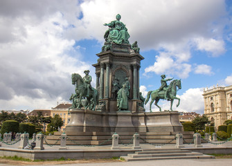 Fototapeta na wymiar Maria Theresa statue in Vienna, Austria