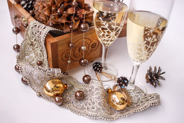 Winter wedding glasses with champagne and pine cones