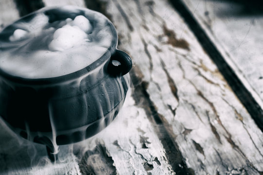 Halloween: Witch's Cauldron Bubbles Over