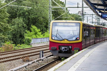 Ein S - Bahn Zug am Bahnsteig eines Berliner Bahnhofes mit der Aufschrift "Nicht einsteigen"