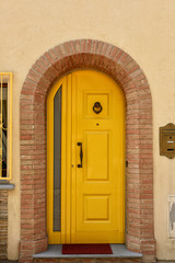 tür an einem haus in Santarcangelo di Romagna