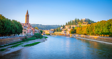 Obraz premium Piękne stare domy i Teatro Romano na rzece Adige w Weronie, region Veneto, Włochy.