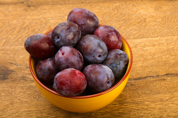 Plums in the bowl
