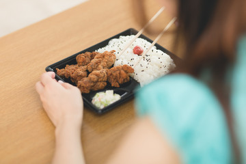 お弁当を食べる女性