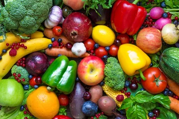 Fotobehang Assortiment van vers fruit, groenten en bessen. © samael334