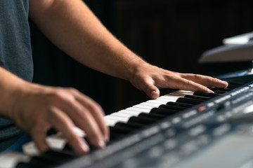 Obraz premium A musician plays the keyboard musical instrument, close-up