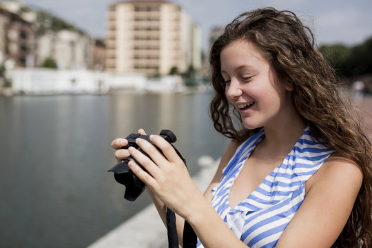 Young woman taking pictures to her friends in the city