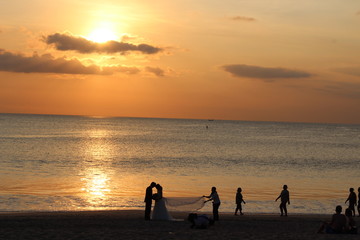 Brautpaar am Strand bei Sonnenuntergang