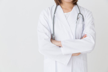 女医　腕組み　手元