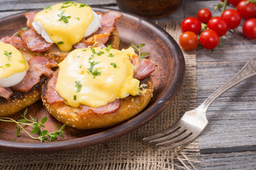 Eggs benedict with bacon