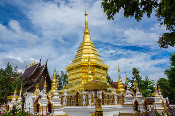 Naklejka premium Thai Buddhist temple with blue sky in Thailand
