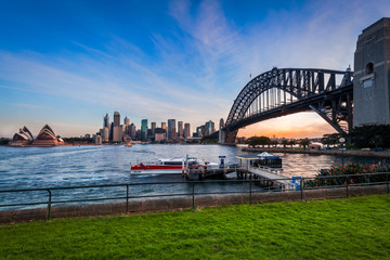 Naklejka premium Panoramic view of Sydney Harbour at sunset with the two icons, the Sydney Harbour Bridge and Opera House from North Sydney in Australia