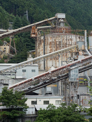 山の中の工場