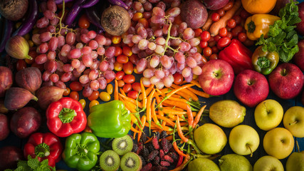 Vue de dessus des fruits et légumes frais biologiques, différents fruits et légumes pour manger sainement