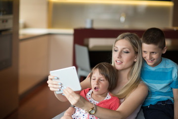 Obraz premium Young Family Using A Tablet To Make Future Plans