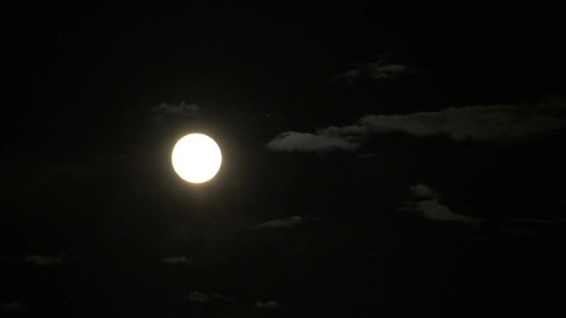 昇る月と流れる雲　
