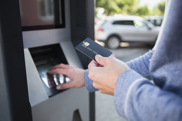 Obraz premium Man pays for parking with a credit card