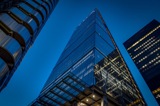 Fototapeta Skyscrapers in the City of London at night