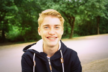 adolescent blond ,portrait souriant de 15 ans