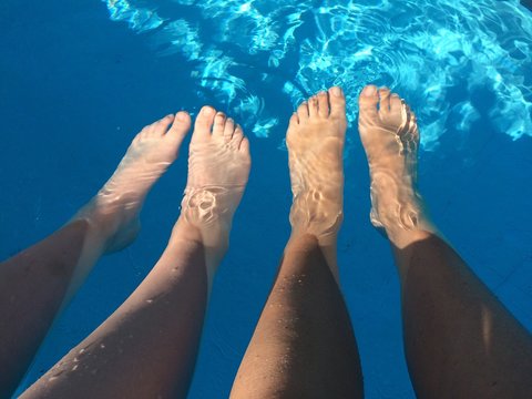 gemeinsam die Füße im Pool abkühlen