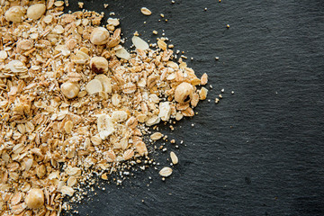 Müsli liegt auf Schieferplatte
