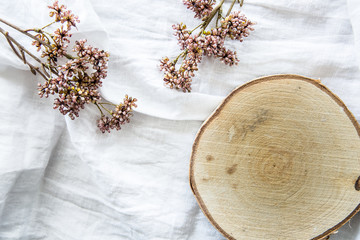 Holzscheibe edler Hintergrund mit Blumen Und Demo