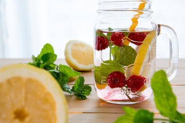 Glas Wasser mit Früchten