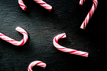Zuckerstangen auf dunklem Hintergrund