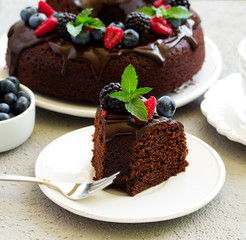 Chocolate cake with glaze and fresh berries