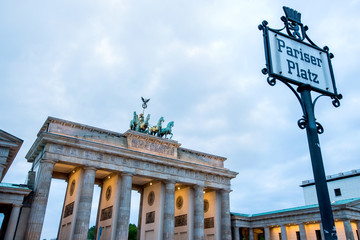 Brandenburger Tor in Berlin Abenddämmerung mit Schild Pariser Platz im Vordergrund