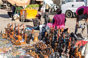 mecante delle ogetti per strada in piazza jamaa el fna a marrakech
